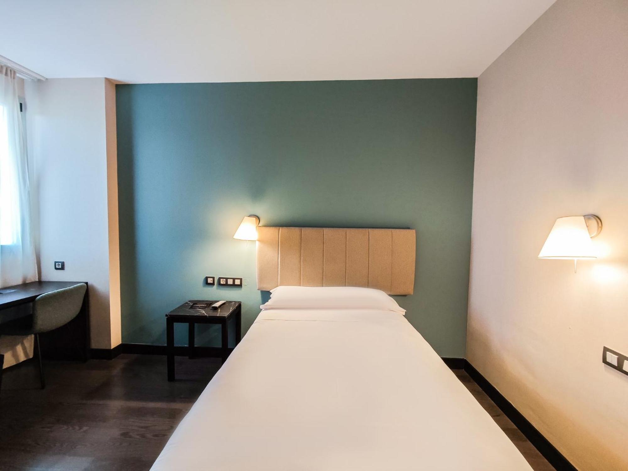 Azz Pamplona Norte Hotel Berriozar Buitenkant foto