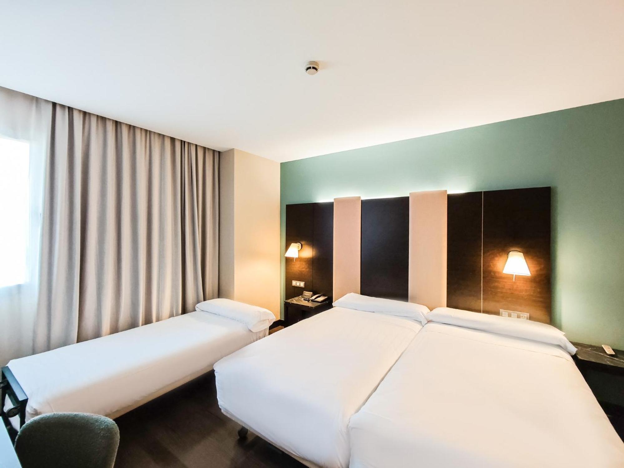 Azz Pamplona Norte Hotel Berriozar Buitenkant foto